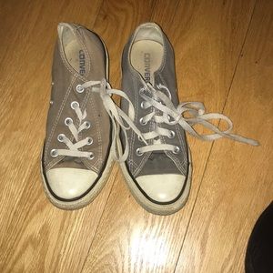 Grey converse.